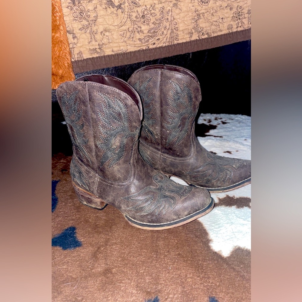 Womens Roper Western Boots size 8. Just don’t wear them